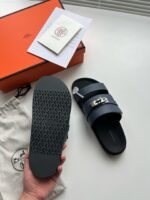 Sandalo di lusso navy con doppie fasce, fibbia metallizzata e suola antiscivolo elegante.