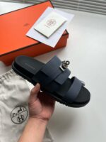 Sandali di lusso nero e azzurro, eleganti e comodi, con logo raffinato e confezione premium.