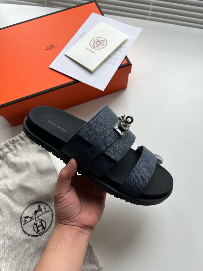 Sandali di lusso nero e azzurro, eleganti e comodi, con logo raffinato e confezione premium.