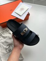 Sandali neri di lusso con fibbia, dust bag e confezione elegante, stile raffinato e confortevole.