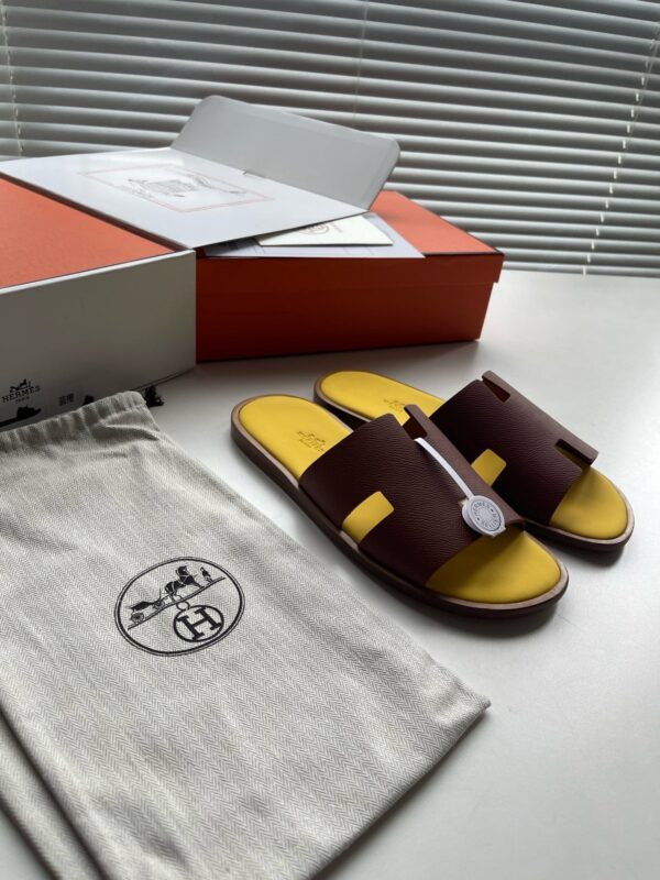 Sandali moderni in tonalità terra e giallo con sacca e packaging elegante.
