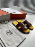 Sandali di lusso burgundy e giallo con confezione elegante, stile estivo e design minimalista.