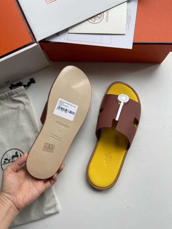 Sandali in pelle marrone con dettaglio metallico, eleganti e di alta qualità.