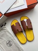 Sandali di lusso, pouch elegante e packaging esclusivo per uno stile raffinato.