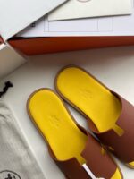 Sandali estivi in pelle con suola gialla, design moderno e stile casual elegante.