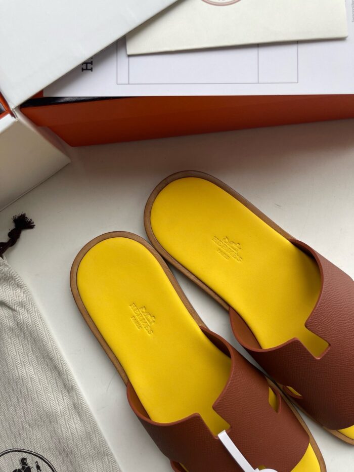 Sandali estivi in pelle con suola gialla, design moderno e stile casual elegante.