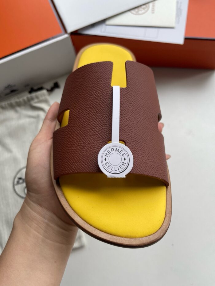 Sandalo slide moderno con suola gialla e dettaglio logo nautico, stile e comfort raffinato.