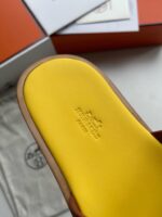 Sole interno giallo con dettagli in legno e logo in rilievo, stile elegante e confortevole.