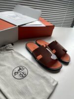Sandali di lusso con pouch elegante e confezione raffinata, perfetti come regalo esclusivo.
