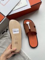 Sandali di lusso con strap morbido, su suola di alta qualità e confezione elegante.
