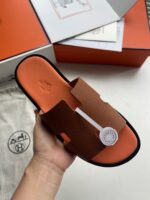 Sandali eleganti in marrone e arancione, perfetti per lestate e il tempo libero.