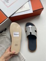 Sandali di lusso moderni con dettaglio circolare, eleganti e confortevoli, packaging raffinato e qualità alta.