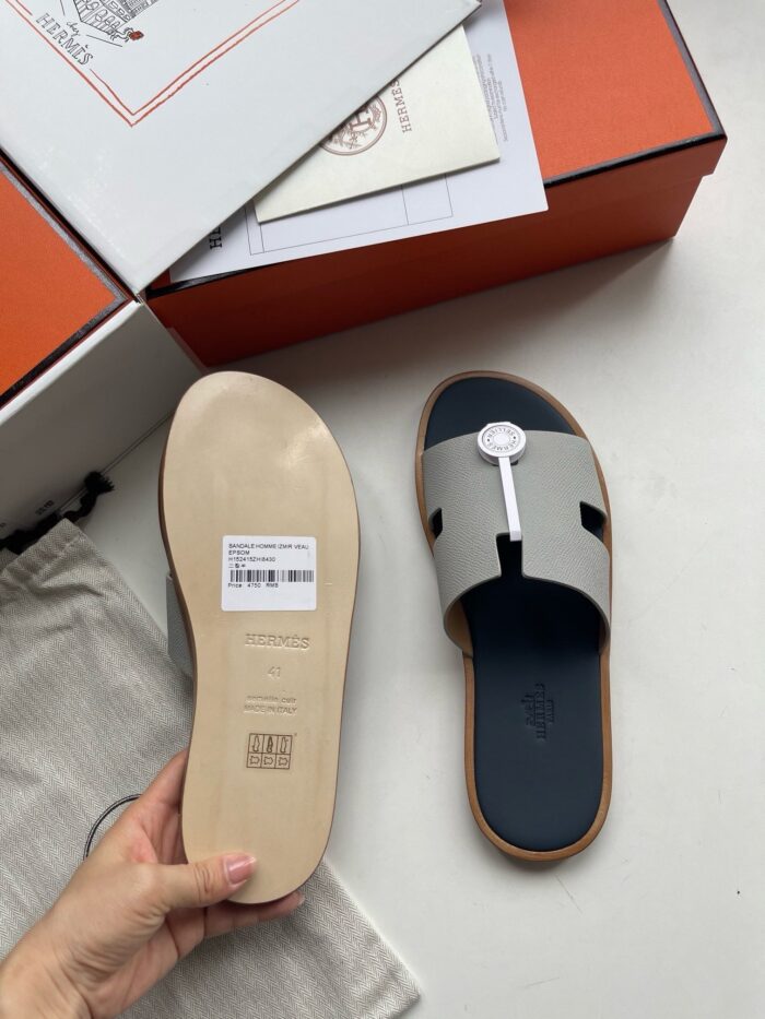 Sandali di lusso moderni con dettaglio circolare, eleganti e confortevoli, packaging raffinato e qualità alta.