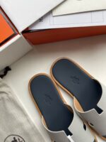 Sandali slide di lusso in grigio e blu navy, eleganti e di alta qualità.