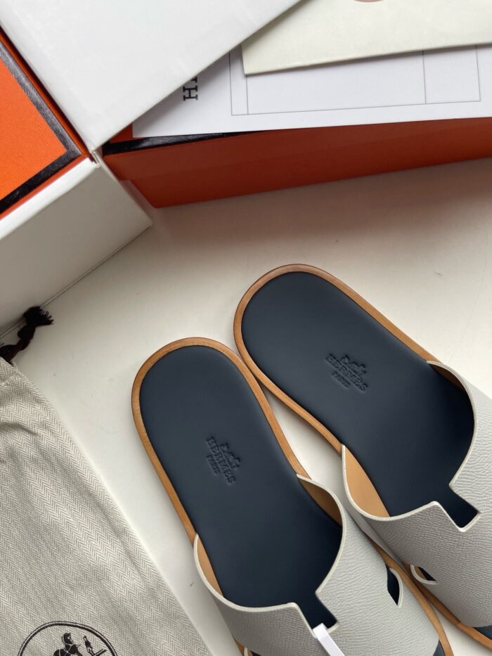 Sandali slide di lusso in grigio e blu navy, eleganti e di alta qualità.