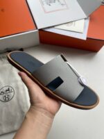 Sandalo di lusso minimalista con dettagli moderni, in materiali pregiati e design elegante.