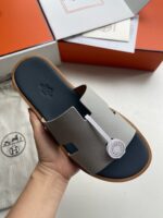 Sandalo casual di lusso in grigio e navy con dettagli eleganti e logo embossato.