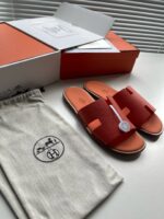 Sandali arancioni eleganti con confezione premium, borsa inclusa e design moderno e confortevole.