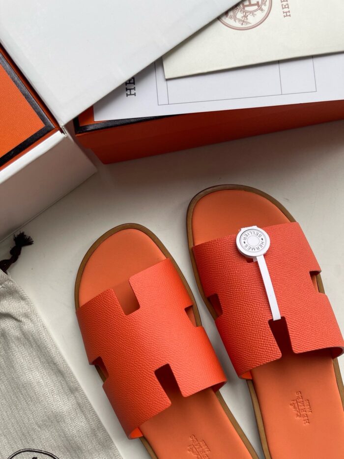 Sandali arancioni di lusso con logo, confezione elegante e stile moderno perfetti per lestate.