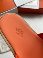 Sandalo Hermes Paris con suola arancione e logo imbattibile, elegante e di lusso.