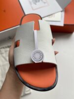Sandalo slide donna bianco con logo centrale e comfort, tacco basso e design colorato.
