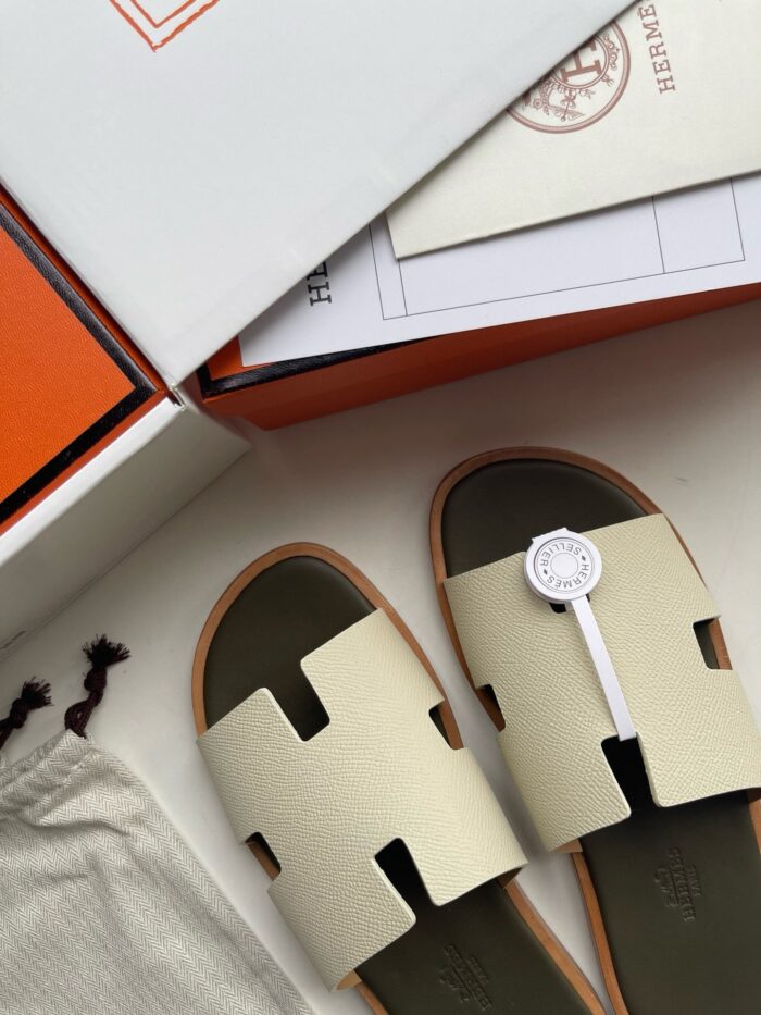 Sandali beige e nero eleganti con confezione premium, design raffinato e dettagli di alta qualità.