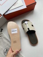Sandalo slip-on in pelle e tessuto con elegante packaging di lusso.