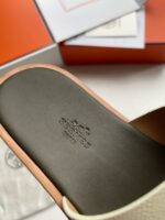 Dettaglio della suola di alta qualità e design elegante di una scarpa di lusso.