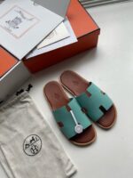 Sandali estivi di lusso, packaging elegante e accessori raffinati per uno stile sofisticato.