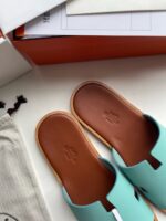 Sandali estivi verdi menta con interno in pelle tan, eleganti e comodi per il casual chic.