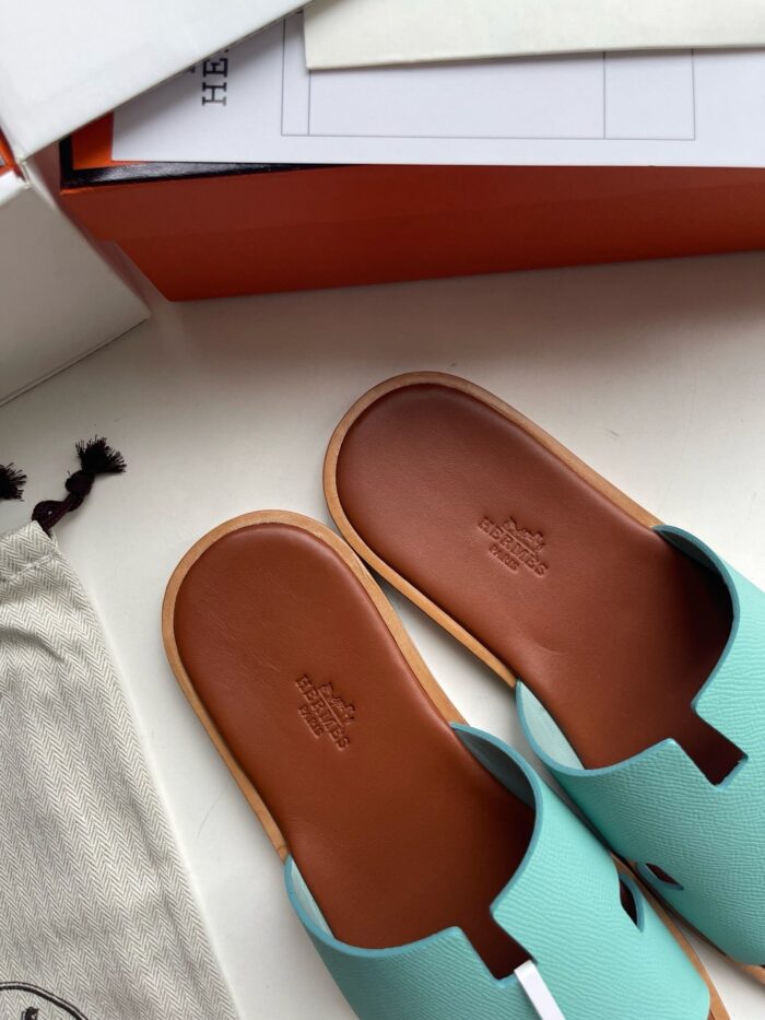 Sandali estivi verdi menta con interno in pelle tan, eleganti e comodi per il casual chic.