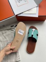 Sandali eleganti in turchese con confezione di lusso e dettagli di alta qualità.
