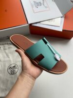 Sandali di lusso in turchese con dettagli eleganti, firma di marca e presentazione raffinata.