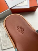 Sole in pelle Hermès, lusso ed eleganza, con logo e dettagli raffinati.
