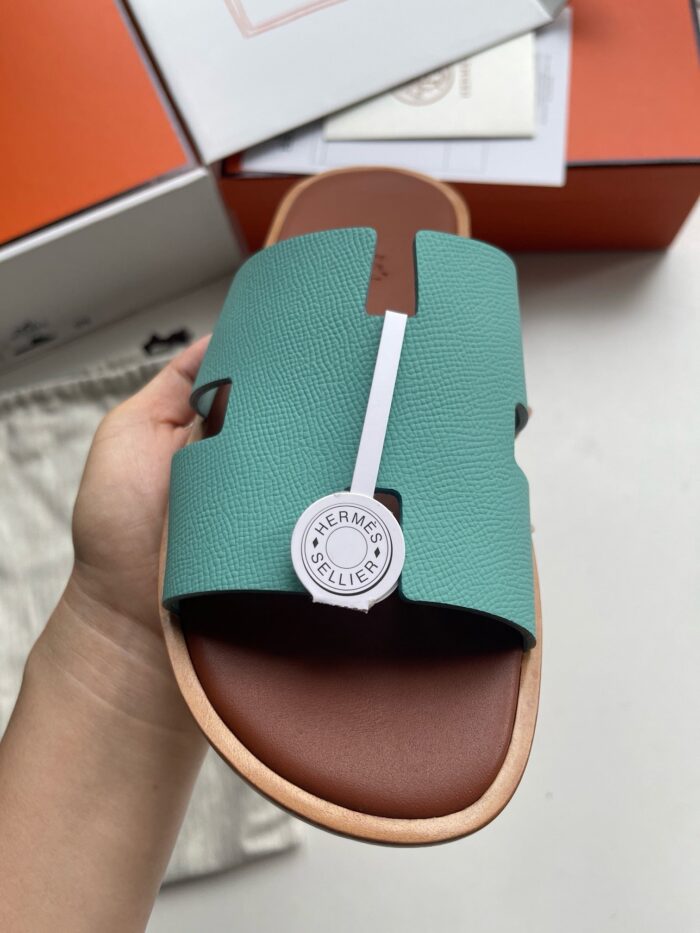Sandalo verde moderno con logo bianco, design elegante e dettagli stylish, pensato per lestate.
