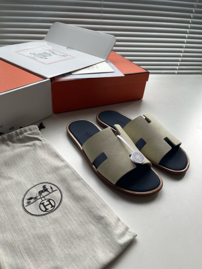 Sandali eleganti con packaging di lusso e dust bag, perfetti per uno stile sofisticato.