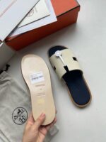 Sandali di lusso con dettagli eleganti, confezione raffinata e materiali di alta qualità.