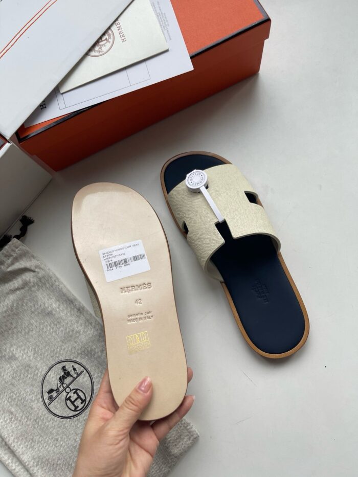 Sandali di lusso con dettagli eleganti, confezione raffinata e materiali di alta qualità.