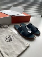 Sandali blu eleganti con confezione di lusso e pouch, stile raffinato e pratico.
