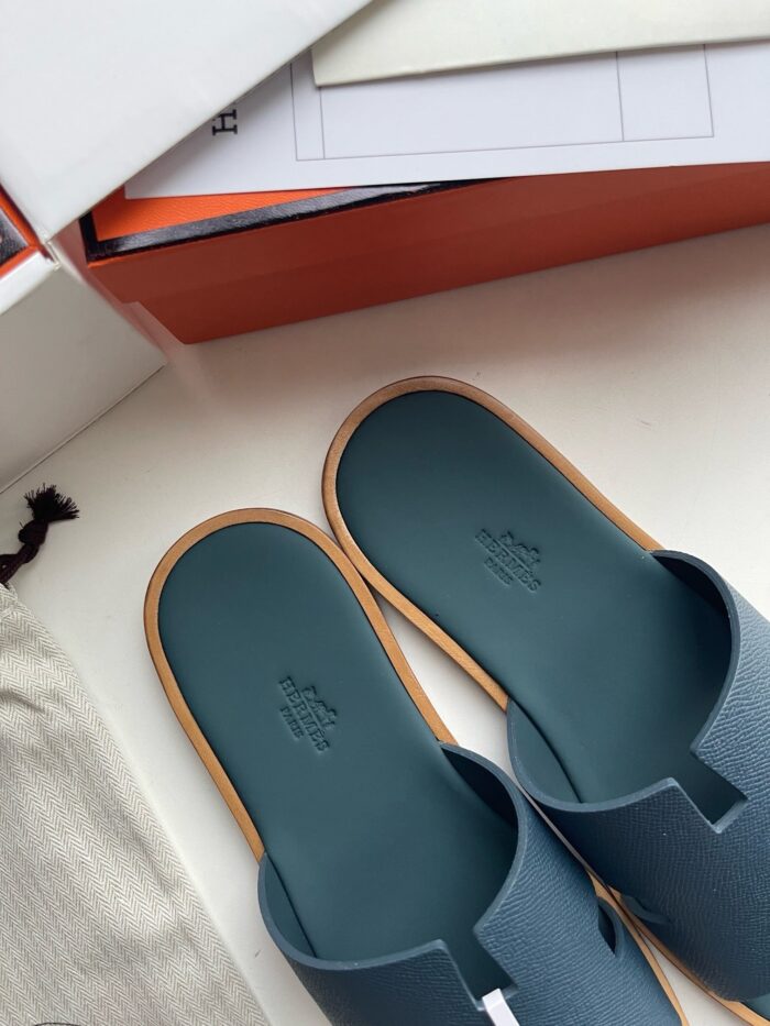 Sandali slide minimalisti in tela verde blu con dettaglio in legno, stile casual ed elegante.