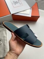 Sandalo di lusso in pelle blu navy con dettagli eleganti e suola resistente.