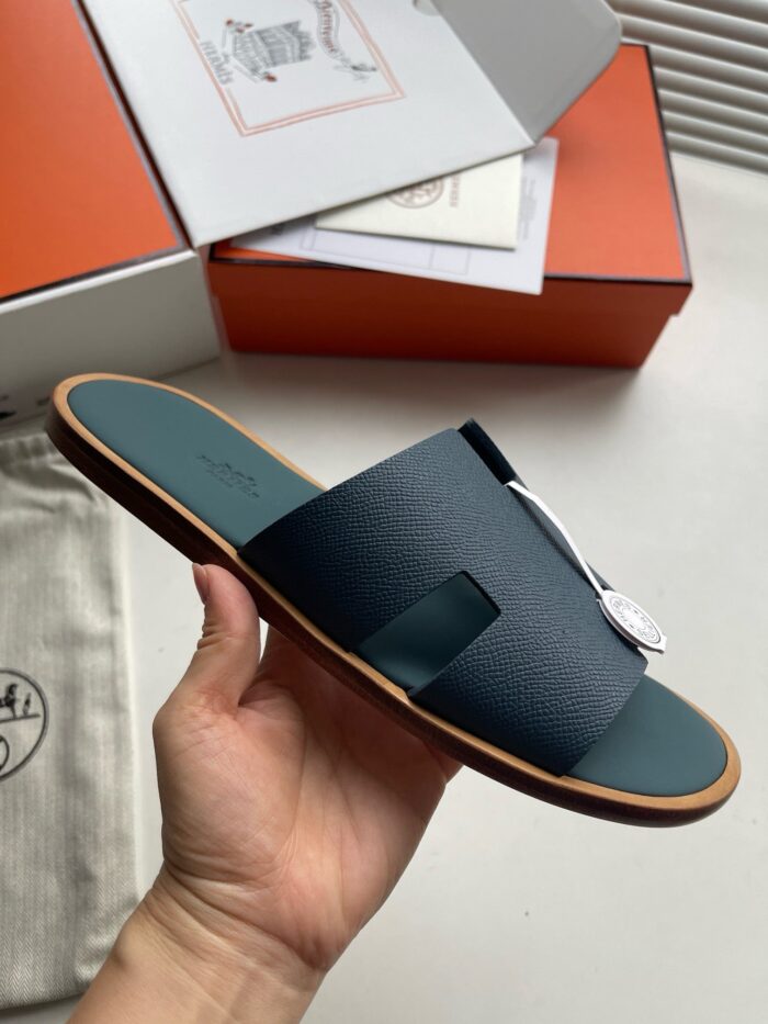 Sandalo di lusso in pelle blu navy con dettagli eleganti e suola resistente.