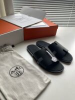 Sandali neri minimalisti con dettaglio elegante e borsa in tessuto, in confezione raffinata.