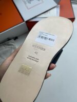 Sandalo di lusso in pelle, targhette e dettagli premium, stile elegante e qualità superiore.