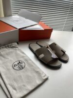 Sandali di lusso in cuoio con packaging elegante, pratici e raffinati per ogni occasione.