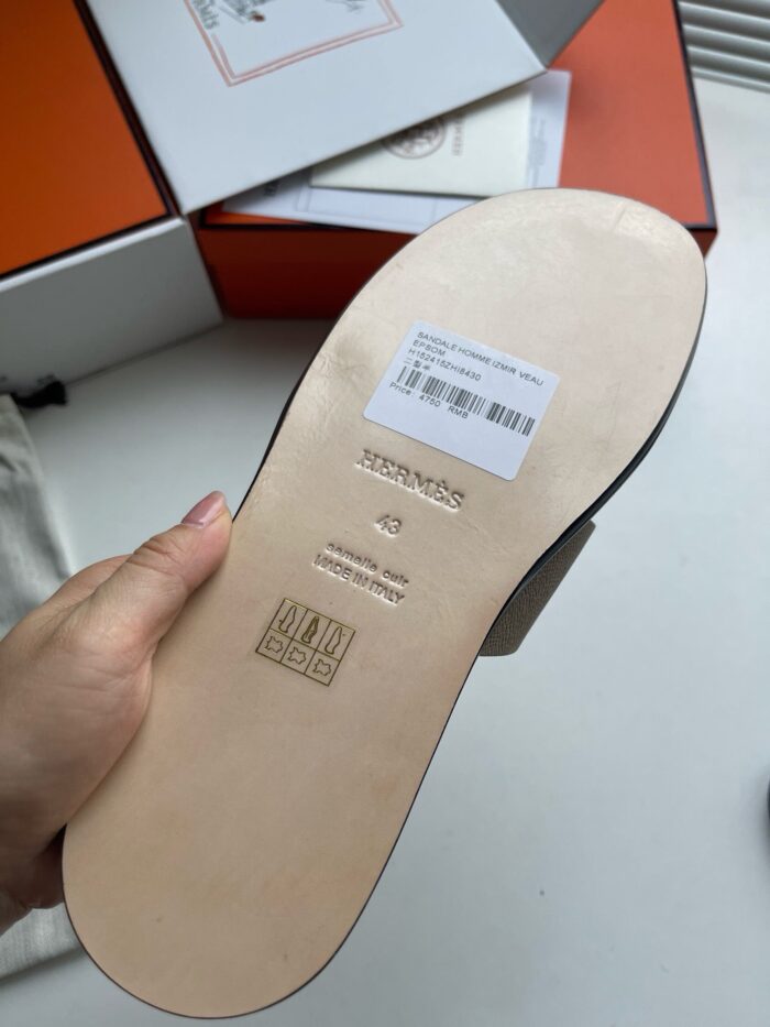 Sotto della scarpa in vera pelle, con confezione di lusso e dettagli eleganti.