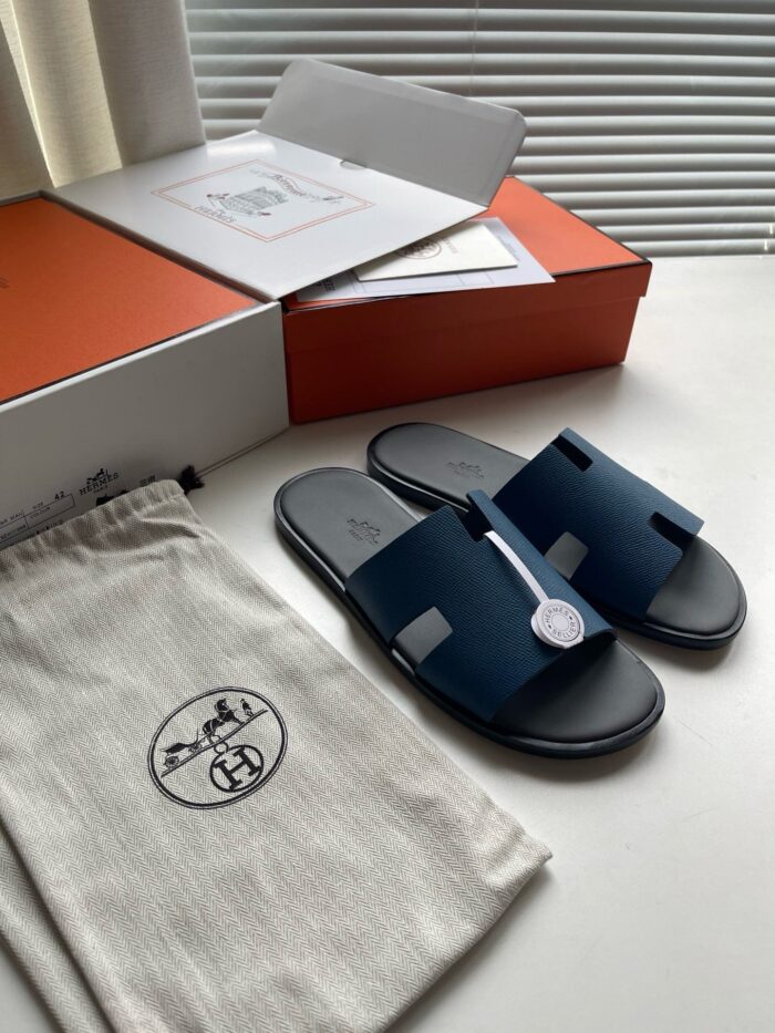 Sandali eleganti blu con astuccio e packaging di lusso, stile sofisticato e di alta qualità.