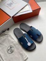 Sandali eleganti navy con confezione di lusso e dettagli raffinati per uno stile sofisticato.