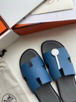 Sandali di lusso blu con packaging elegante, tag e dust bag per uno stile raffinato.