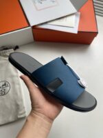 Sandalo blu di lusso con design minimalista e dettagli moderni, perfetto per stile casual e sofisticato.
